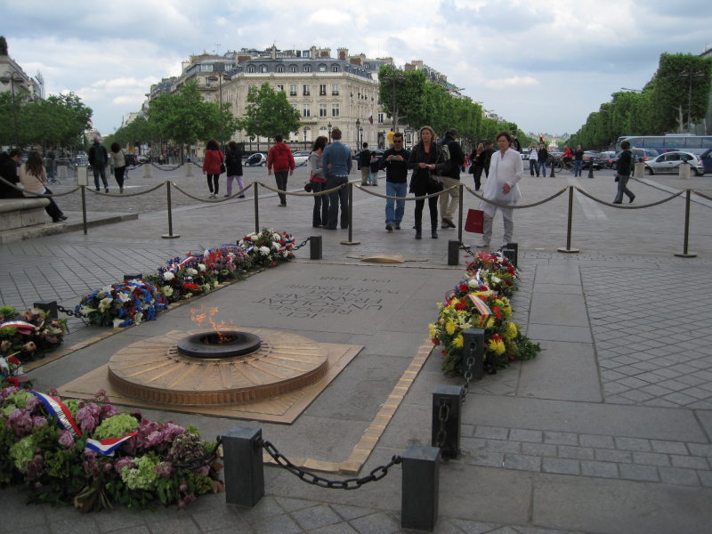 [Eternal flame at the Tomb ...]