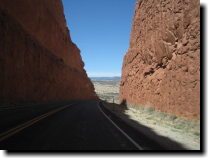 [ The roadcut through Comb  ... ]